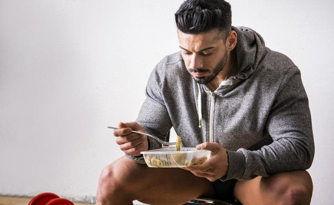 Sportif consommant des protéines