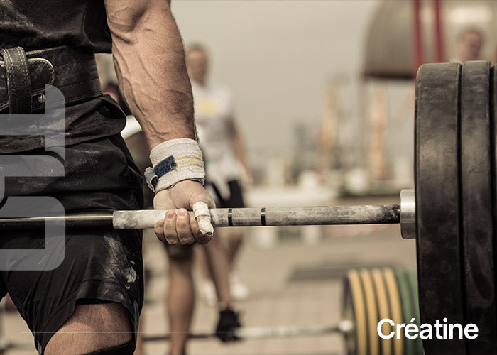 Sportif soulevant une barre pour illustrer les effets de la créatine en musculation