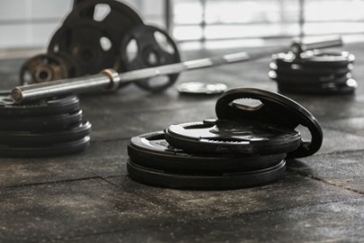 Pourquoi faut-il préférer les charges libres en musculation ?