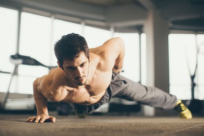 Comment réussir à effectuer des pompes à un bras