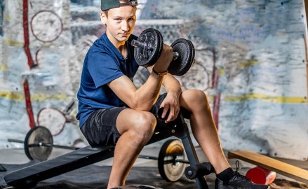 La musculation peut-elle ralentir la croissance ?